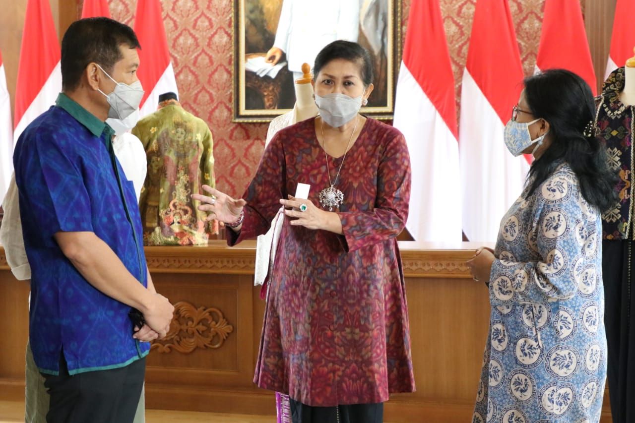 podiumnews.com- Dior Jadikan Endek Busana 'Summer', Ny. Putri Koster: Harus Penuhi Sejumlah Syarat!